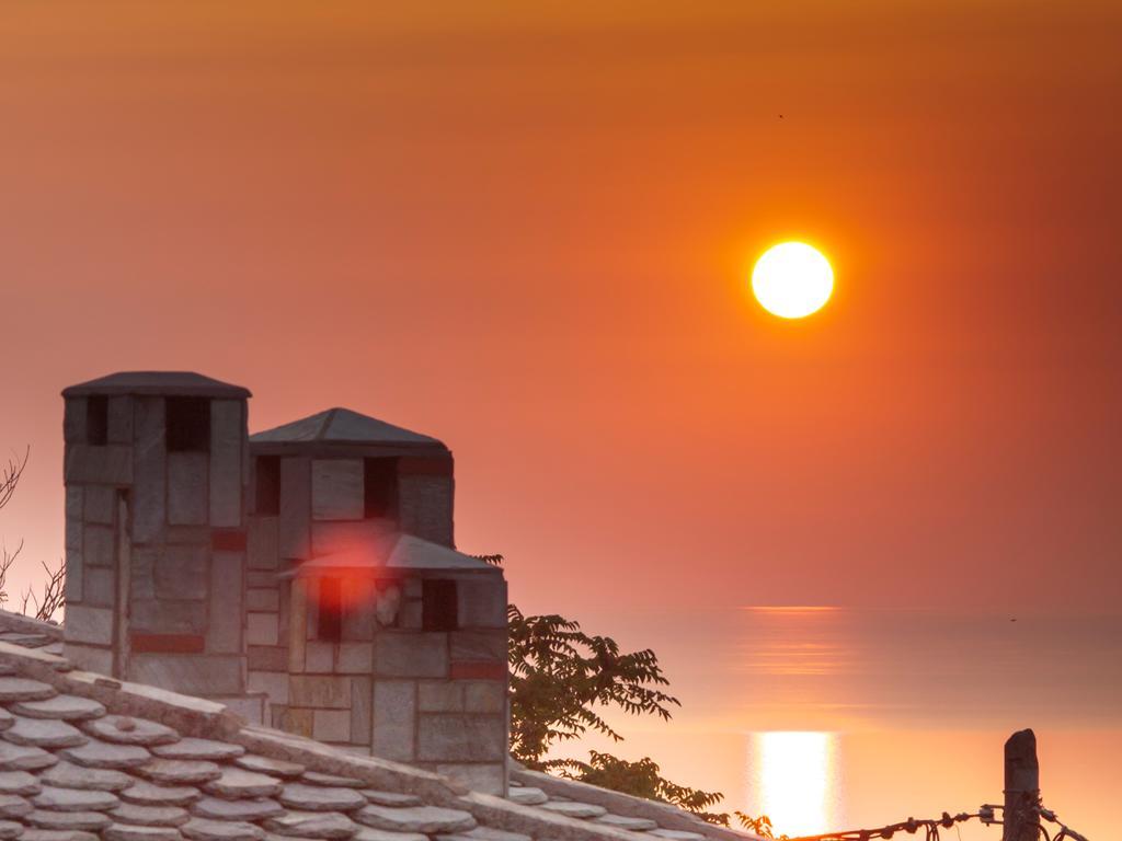 Astromeria Makrirrakhi Bagian luar foto